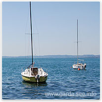 Boote am Südufer des Gardasees segelboot, gardasee