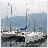 Im Yachthafen von Malcesine segelyachten, gardasee